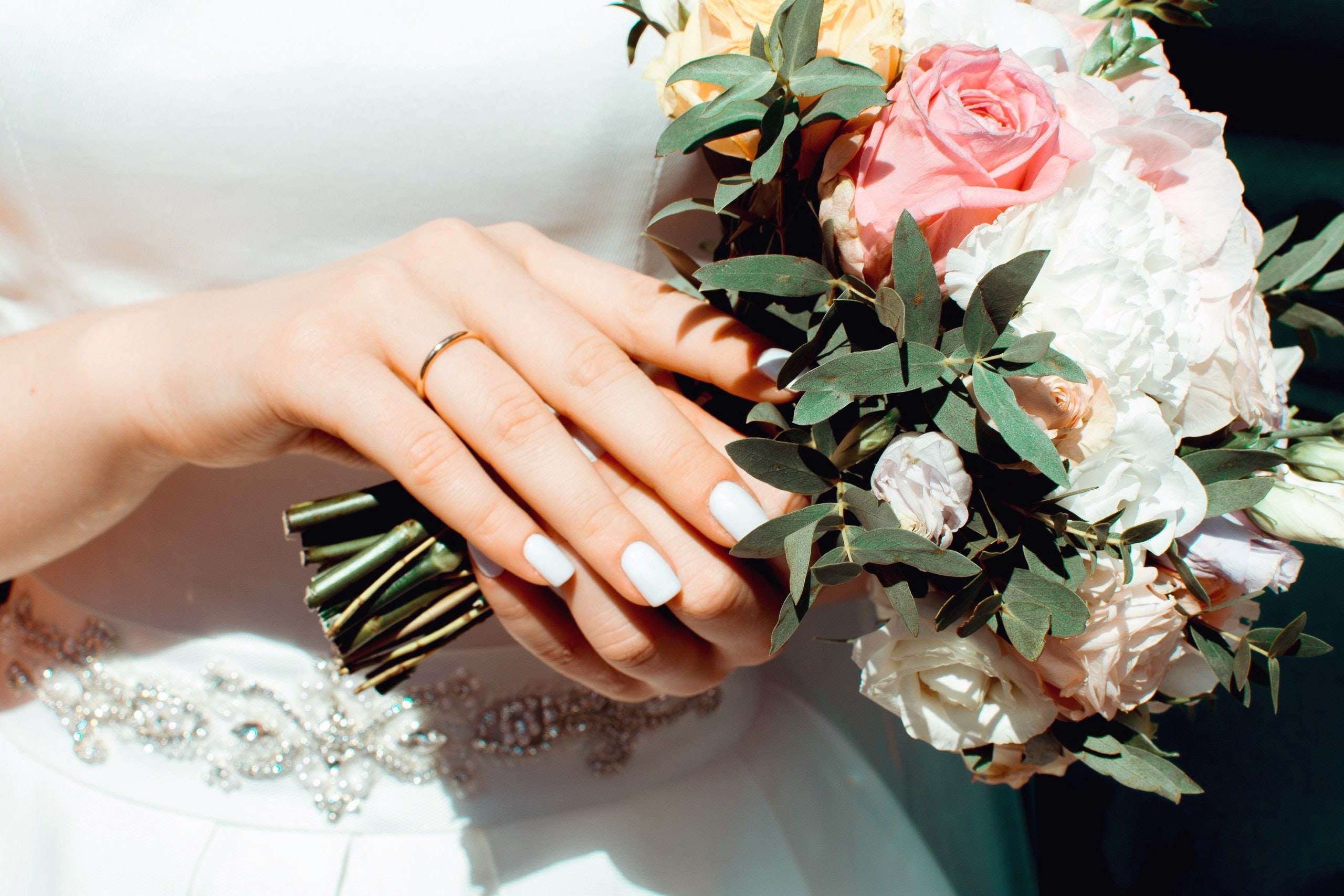 Photo d'ongles de mariée manucurés